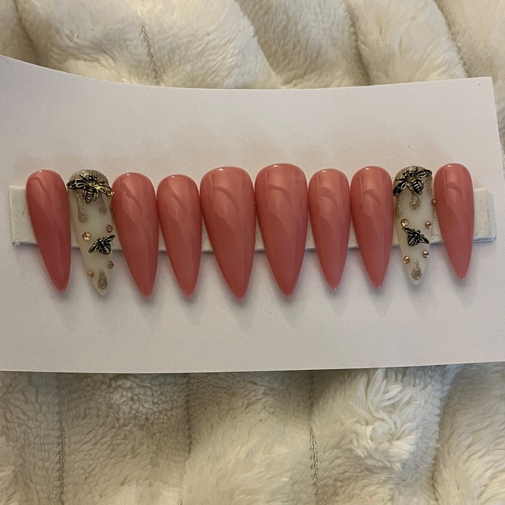 Elegant Pink False Nails with Gold Accents